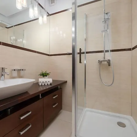 Tasteful And Spacious Two Bedroom By Renters *