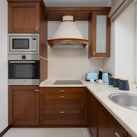 Tasteful And Spacious Two Bedroom By Renters