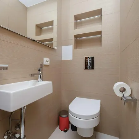 Апартаменты Tasteful And Spacious Two Bedroom By Renters