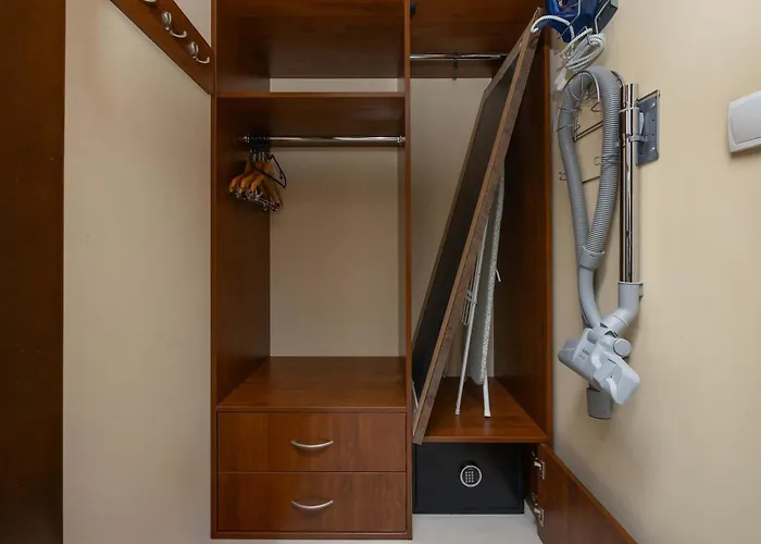 Tasteful And Spacious Two Bedroom By Renters Appartamento Varsavia